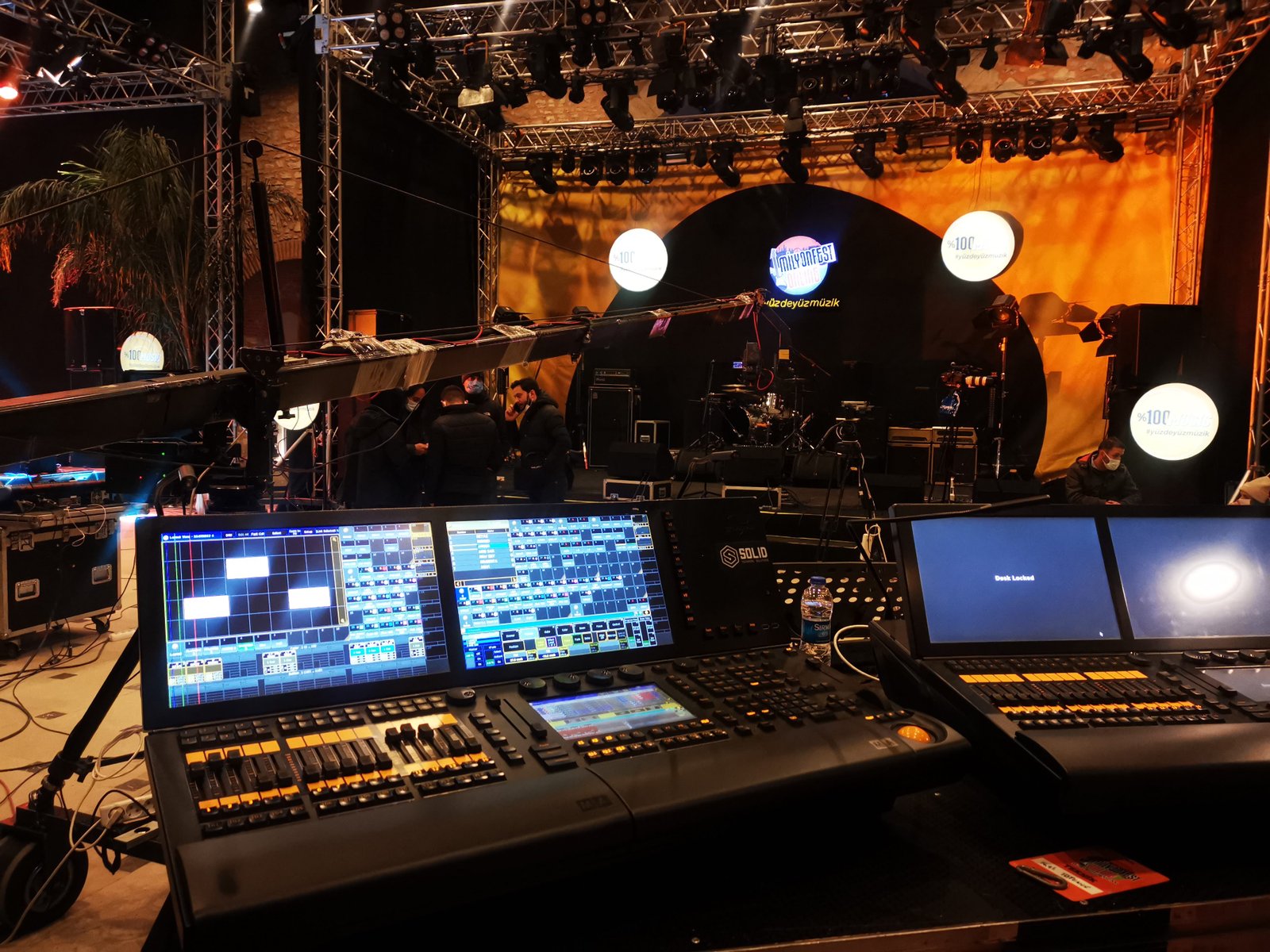 Canlı yayın reji masası ve prodüksiyon ekibi